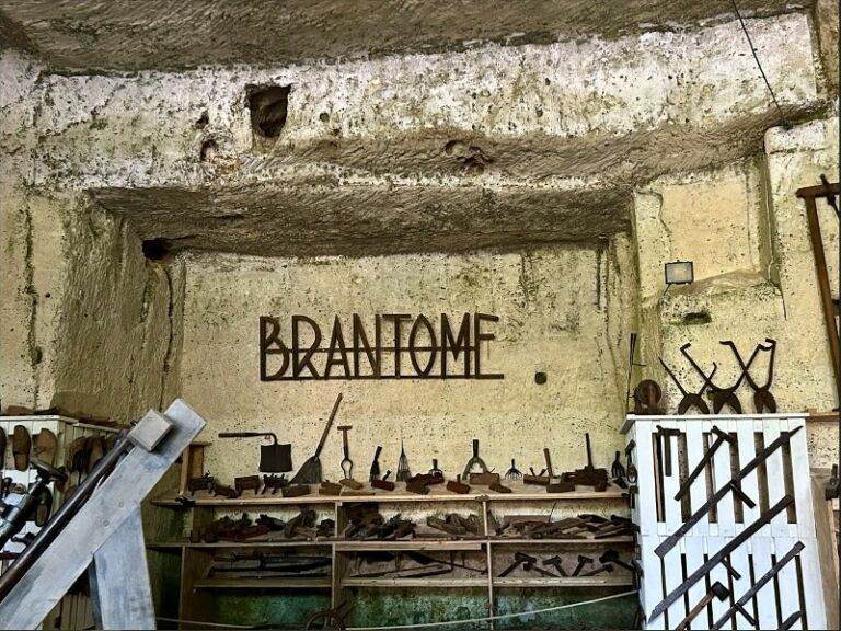 Galerie troglodytique en pierre à Brantôme