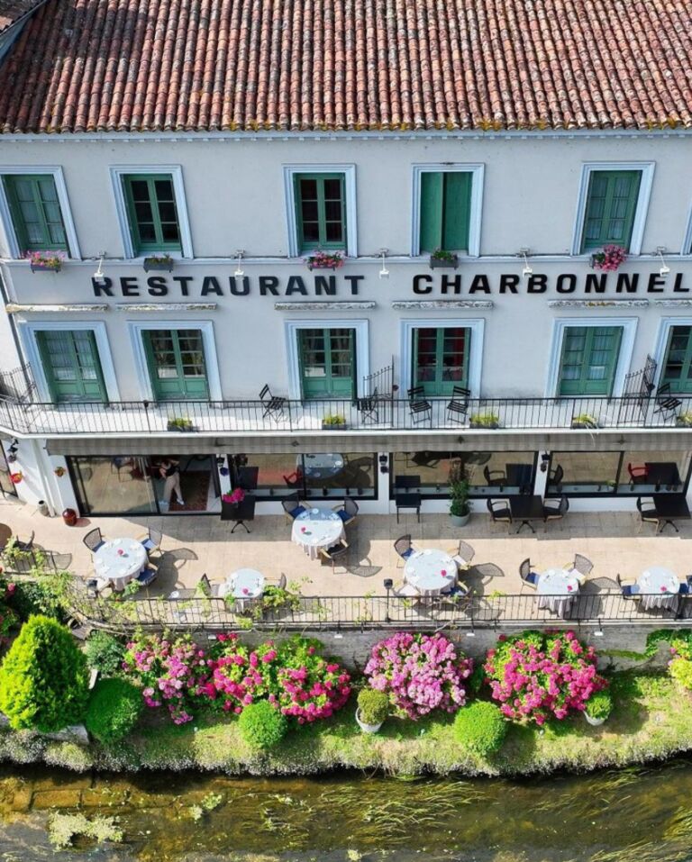 L’Hôtel Restaurant Charbonnel et sa terrasse