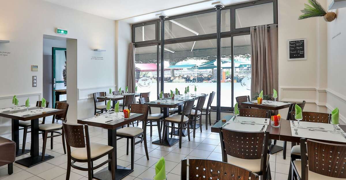 La salle lumineuse du Café bistro Le Coligny
