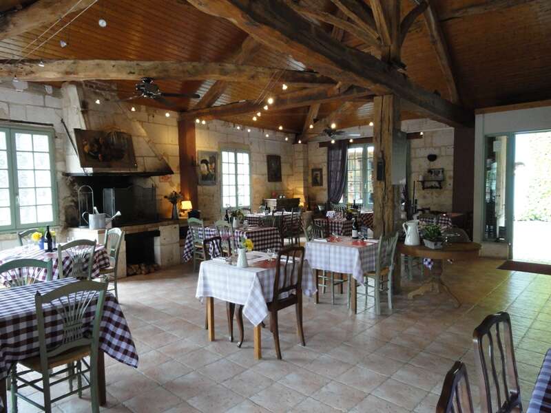La salle ouverte et la terrasse de Côté Rivière