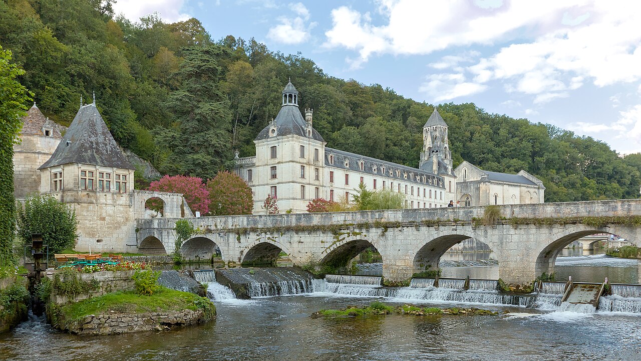 La Dronne, le pont coudé et les bâtiments de l’abbaye
