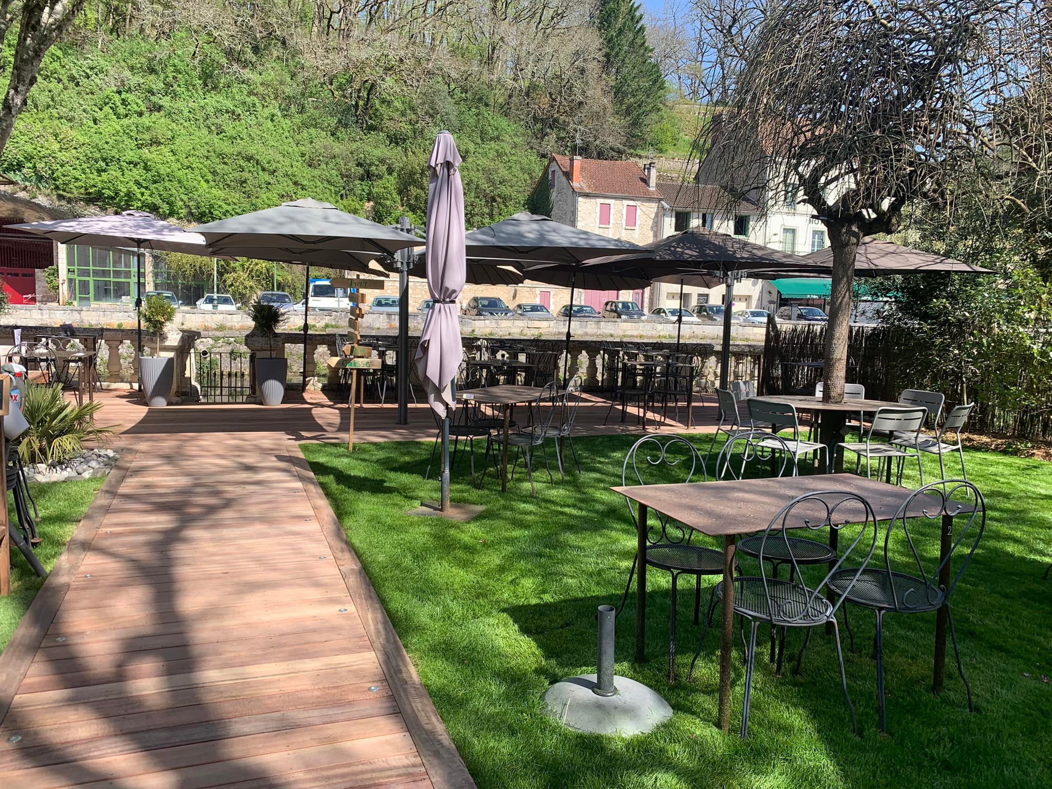 La terrasse extérieure de La Guinguette à Brantôme