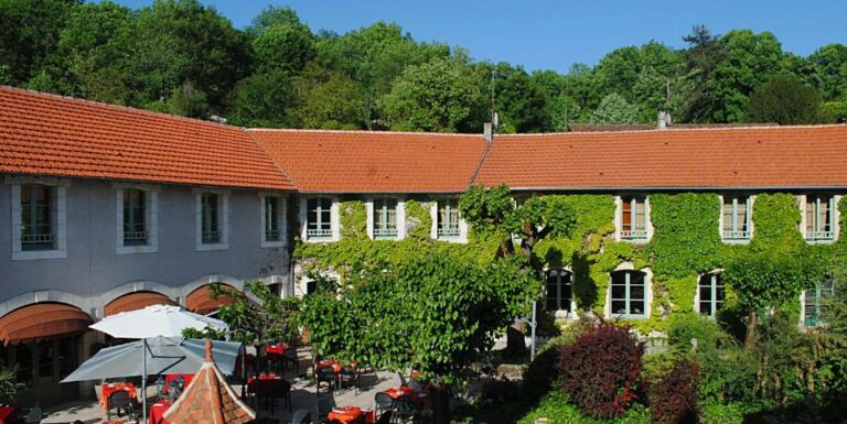 La terrasse arborée de l’Hostellerie du Périgord Vert