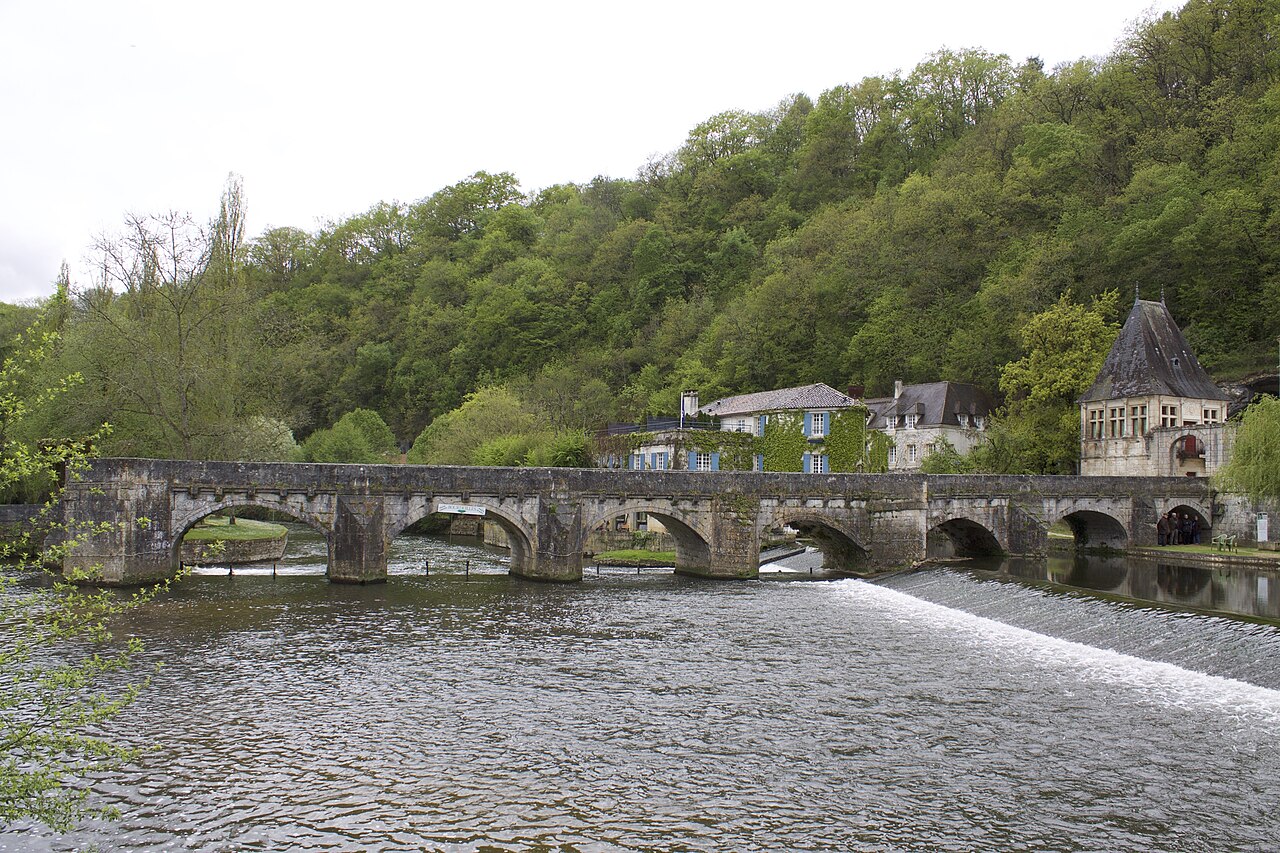 Le pont coudé et les berges de la Dronne au cœur de Brantôme