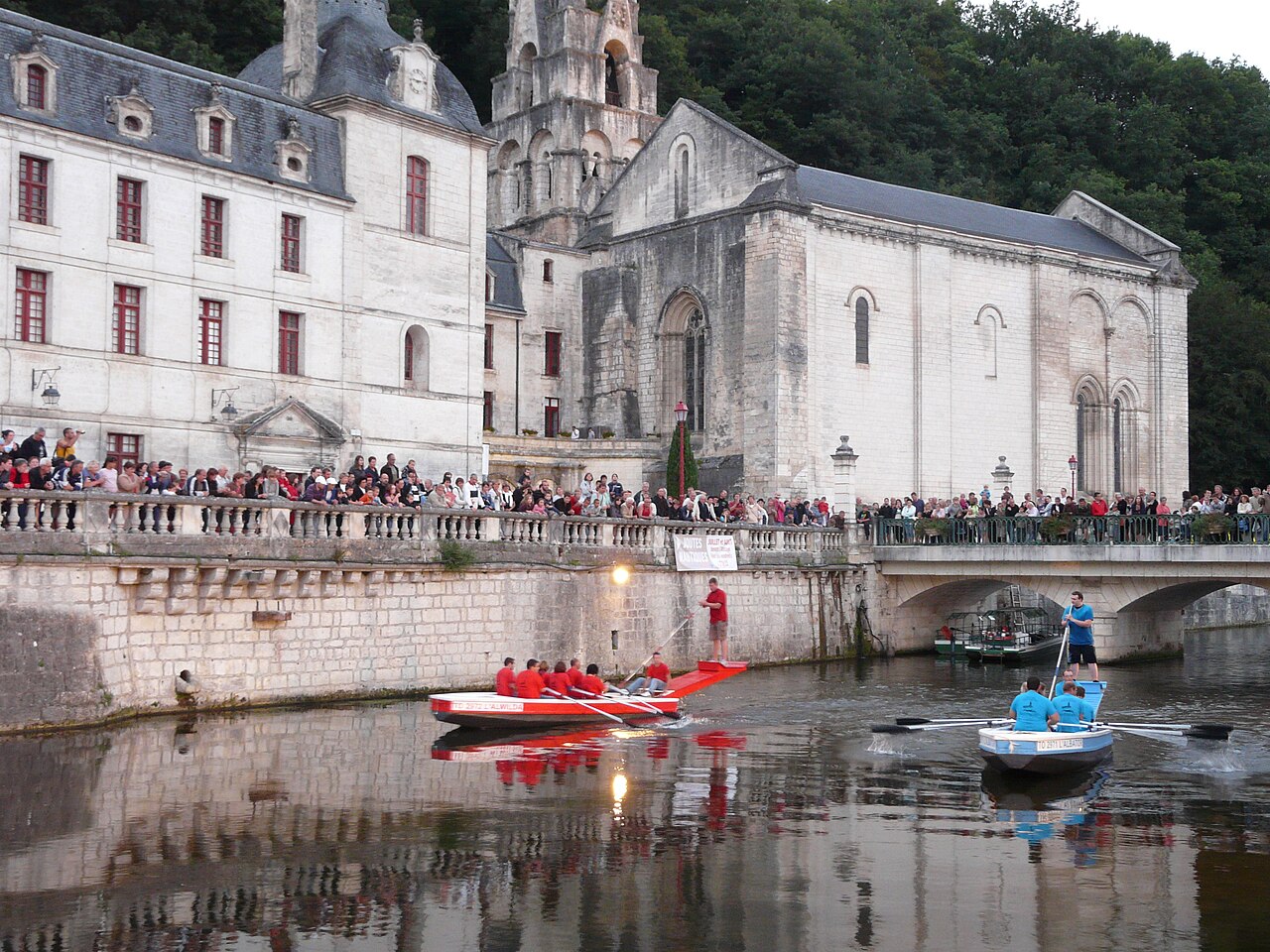 Joutes nautiques familiales sur la Dronne devant l’abbaye