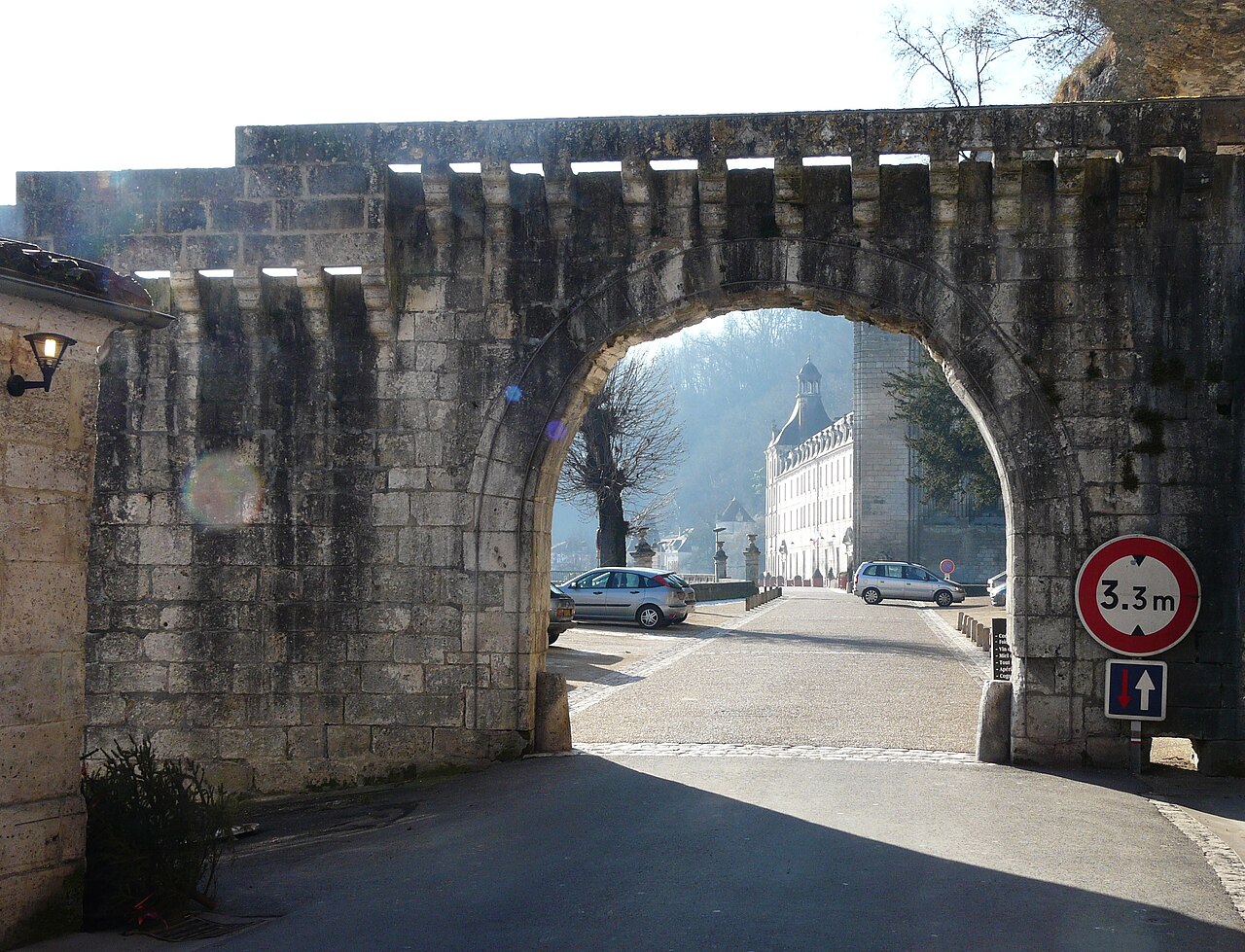 La Porte des Réformés ouvrant sur le cœur historique de Brantôme