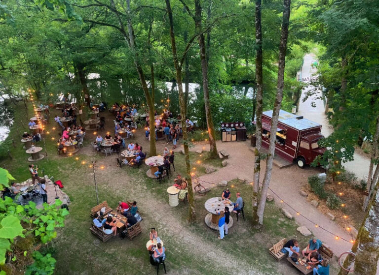 La terrasse arborée du Troquet de Bimbillou